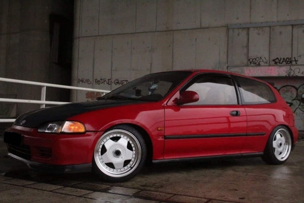 Honda Civic EG voorzien van 16 inch 8J ET30 rondom deepdish velgen.