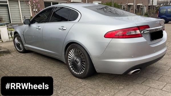 Jaguar XF x250 uitgerust met 18 inch 1916 Forged Rew036 wielen in hyperzwart 8J ET35 5x108. Een mooie strakke look voor deze auto!