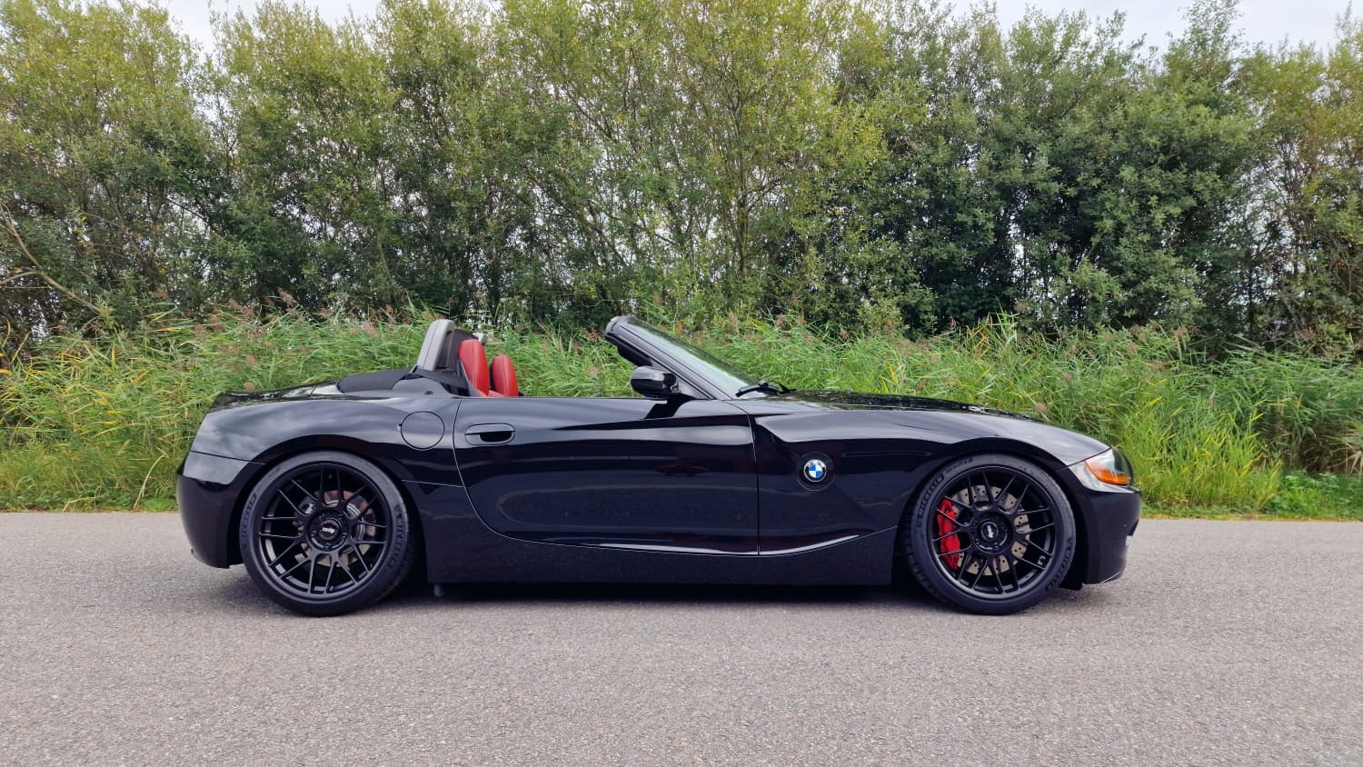 BMW Z4 voorzien van een 18 inch APEX ARC-8 breedset 8.5J ET35 en 9.5J ET35 5x120 in Gloss Black