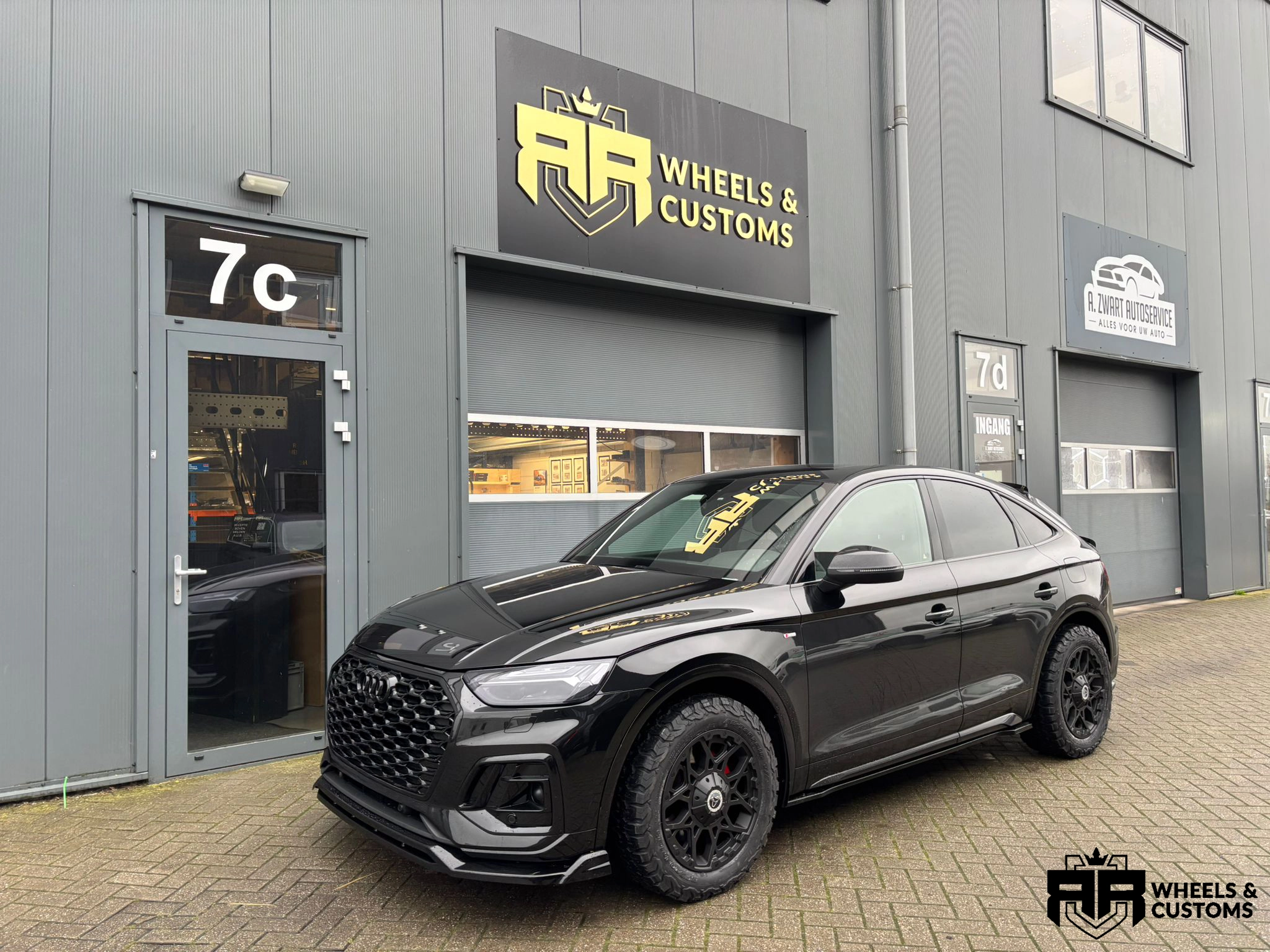Audi q5 - voorzien van 18 inch WOLFRACE Sahara 8.5J ET 30 Matt Black Black Rivets
