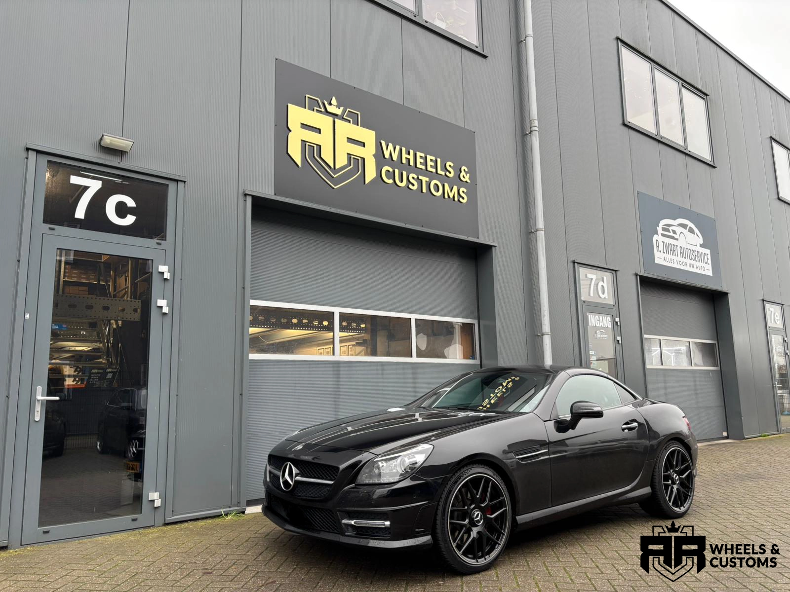 Mercedes SLK uit 2015 - voorzien van 19 inch JF Luxury  5x112 - AMG Design M933 Matt Black Machined Lip  Breedset velgen