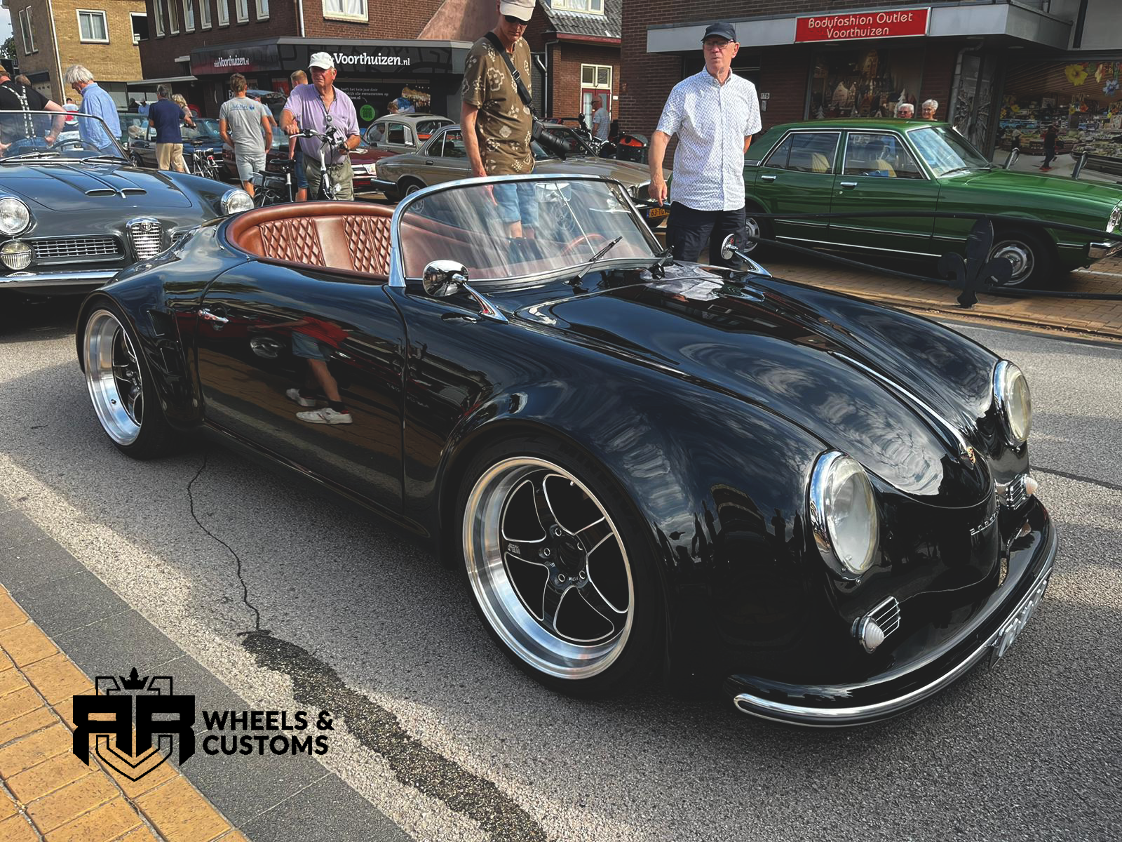 Deze porsche speedster is eerder vertoon op onze website, dit maal is de auto helemaal af, wat een prachtig resultaat geworden 18 inch Weld Forged Black Milling velgen 9.5J ET25 en 10.5J ET20. Met ban