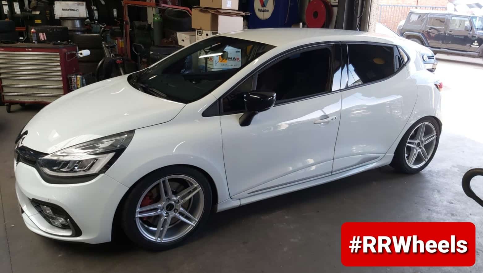 Renault CLIO RS met nieuwe 17 inch ADV 5.0 velgen in 5x114,3 7.5J ET42.