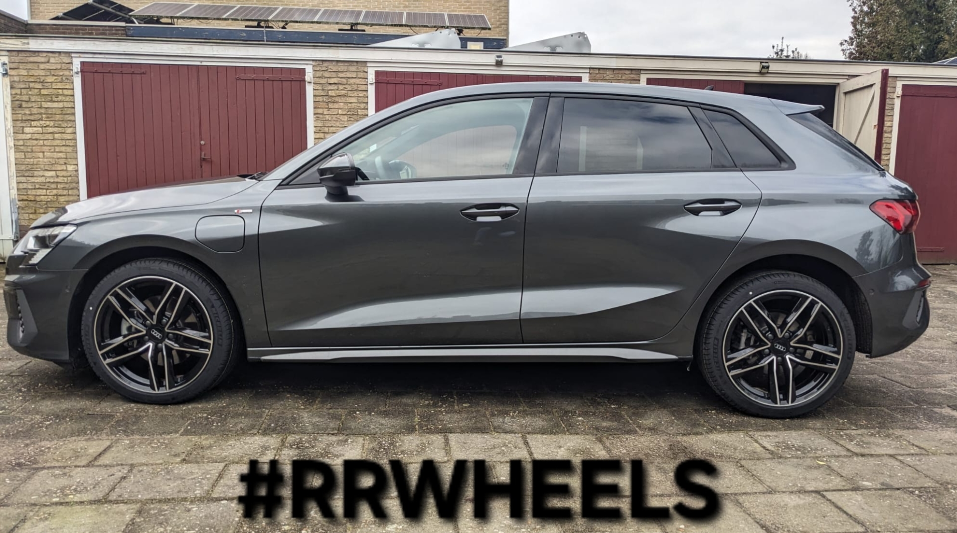 Audi A3 8Y hebben wij voorzien van nieuwe 18 inch JF Luxury velgen in 18 inch 5x112 8J ET40! Geweldig resultaat!