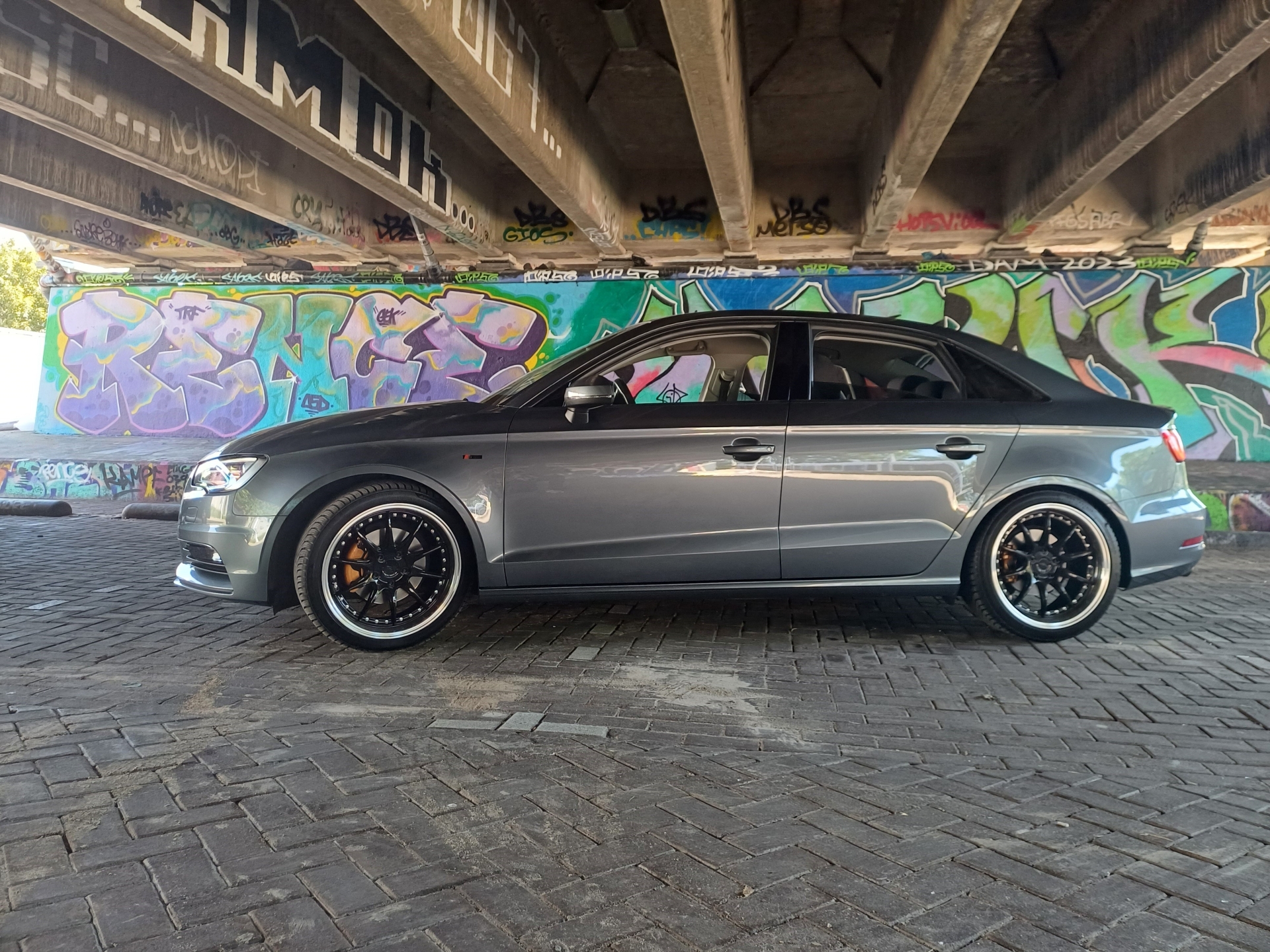 Audi A3 Limousine voorzien van JR Wheels JR41 18x8.5 ET35 5x112  Gloss Black Machined Lip