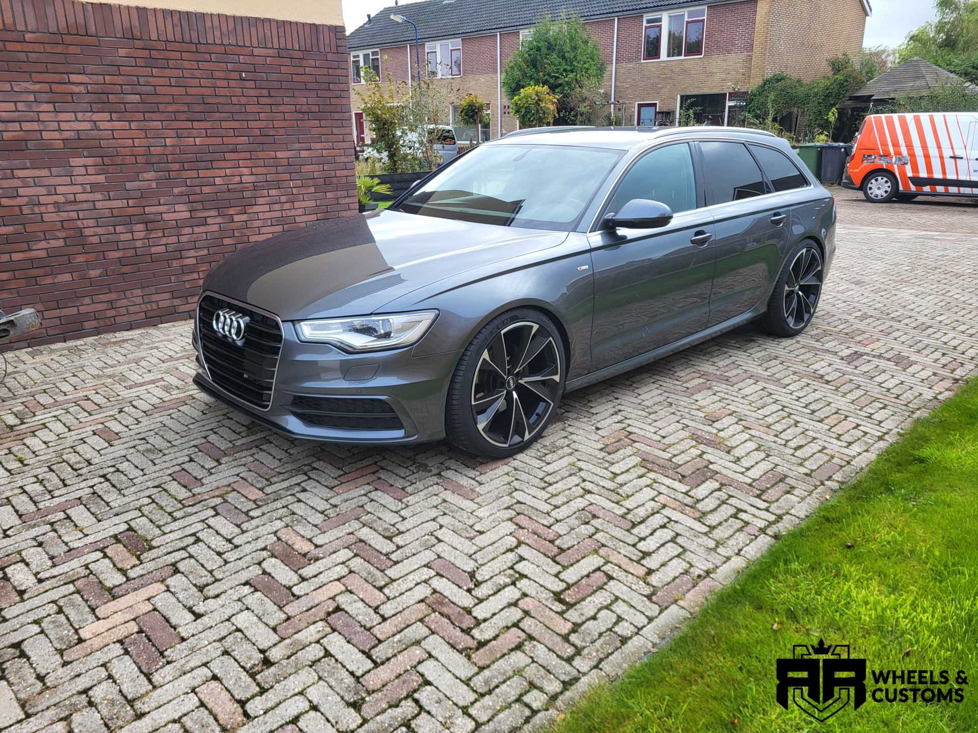 Audi A6 C7 Avant voorzien van nieuwe Carbonado RIch velgen in 20 inch x 9J ET30 5x112 in de kleur Black Front Polished