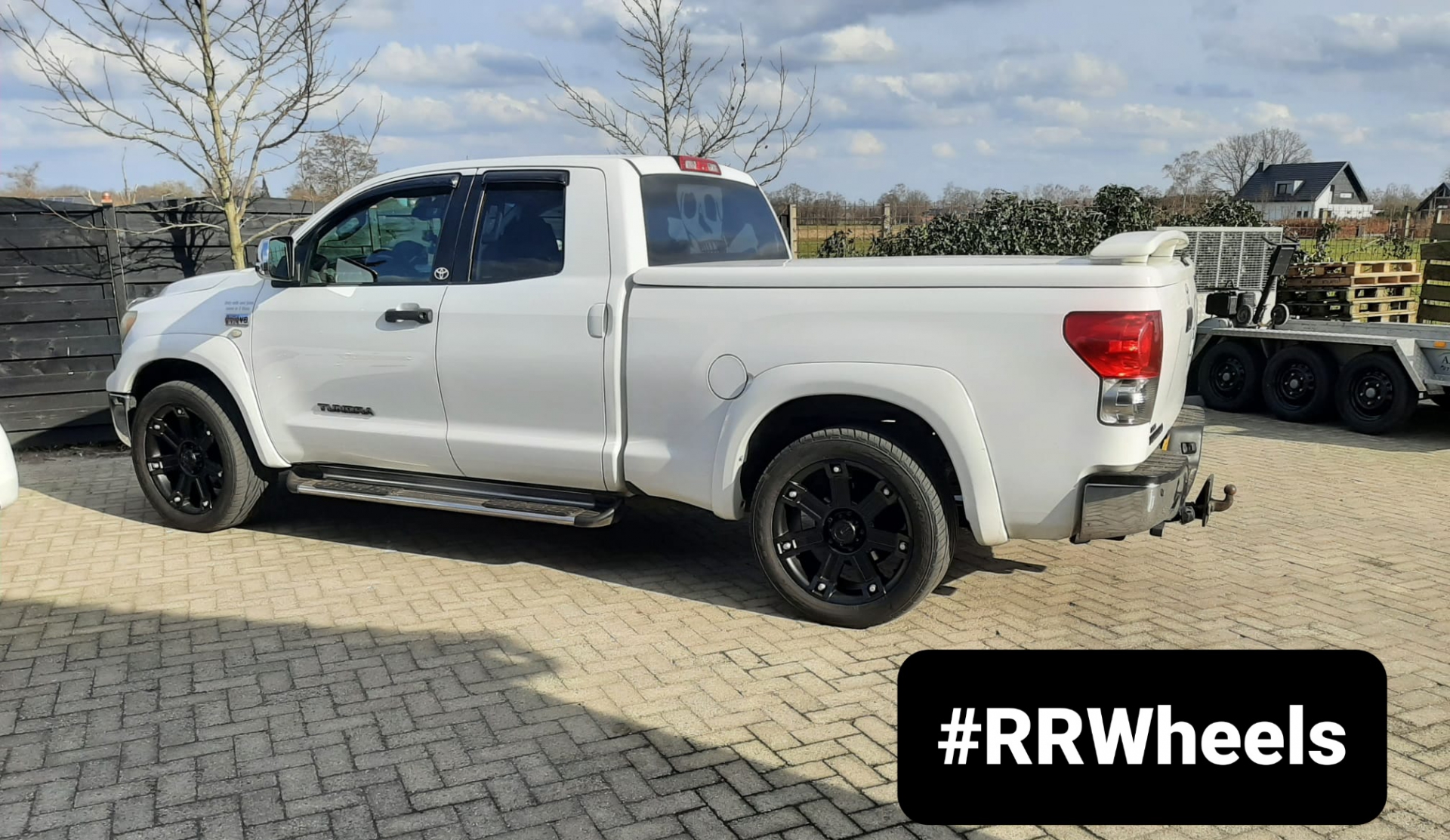 Deze Toyota Tundra is voorzien van 20 inch XF OffRoad Wheels Matte Black Milling Rivets velgen in 9J 5x150 ET30 rondom inclusief Spacers vanaf 31mm rondom!