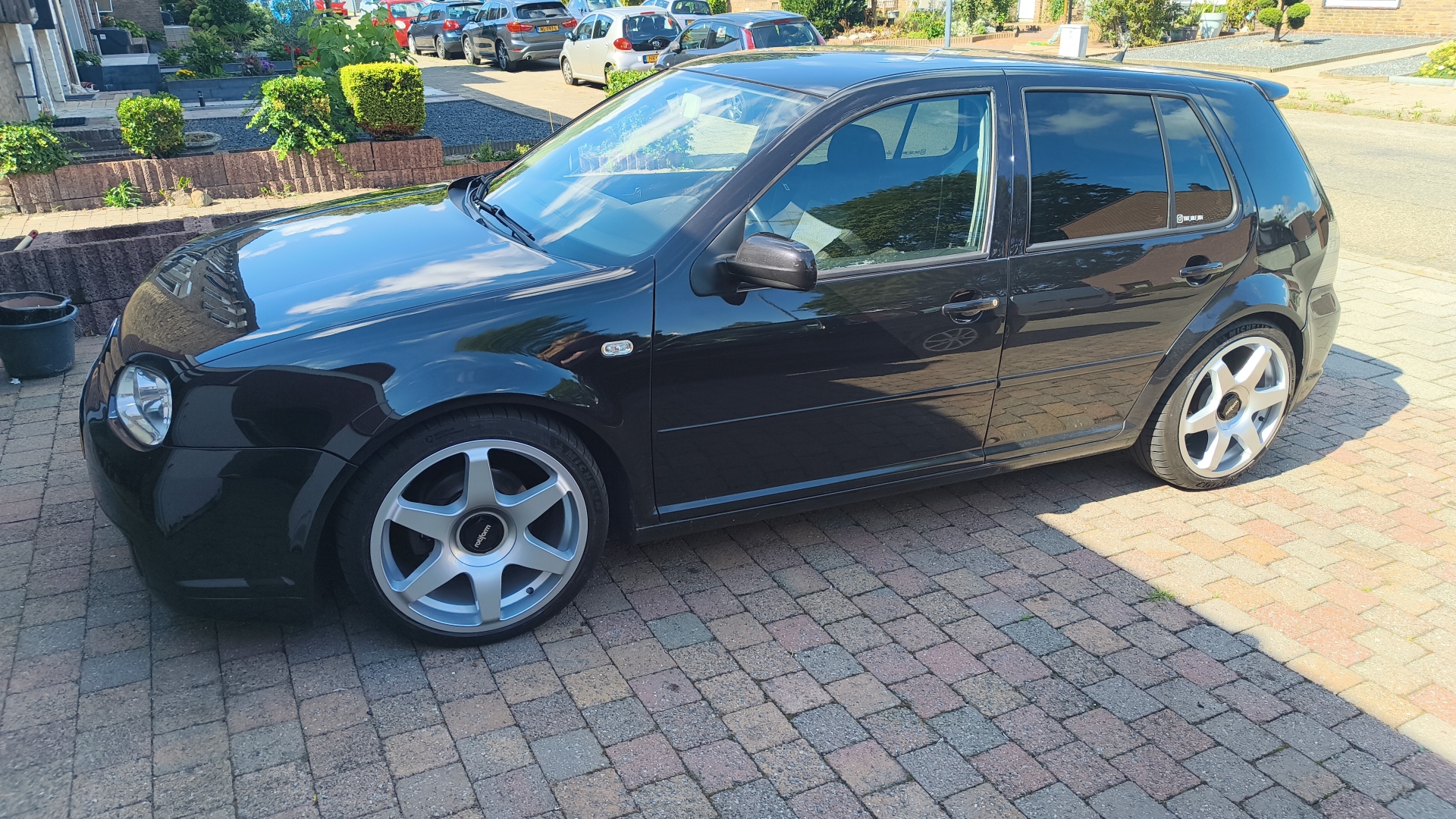 Volkswagen Golf 4 voorzien van Rotiform SIX 18 inch x 8.5J ET35 5x100 in Gloss Silver