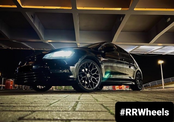 Volkswagen Golf 7 uitgerust met 19 inch Riviera RF108 Gloss Black in 5x112 8.5J ET45.