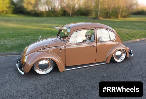 Deze Volkswagen Kever uit 1975/MK2 is voorzien van nieuwe Presidentail wielen in 17 inch 7.5J ET30 4x100! Wat een waanzinnig mooie auto met deze velgen!