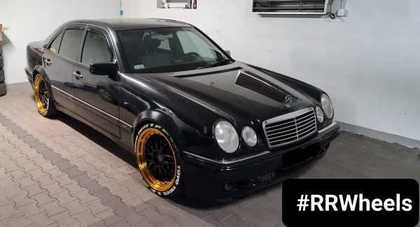 Mercedes W210 E320 uitgerust met 20 inch STR Racing KS014-wielen in 8.5J ET38. Geweldige auto met deze velgen!