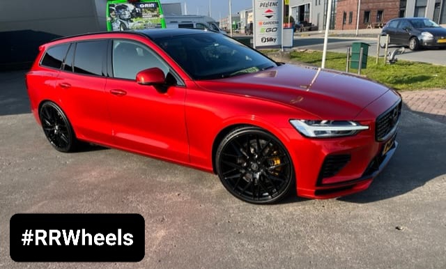 Volvo V60 R-Design met nieuwe Japan Racing JR28 Gloss Black in 21 inch 5x108 9J ET38 inclusief TPMS en Michelin Pilot Sport 4S in 255 30 21! Geweldige combinatie!