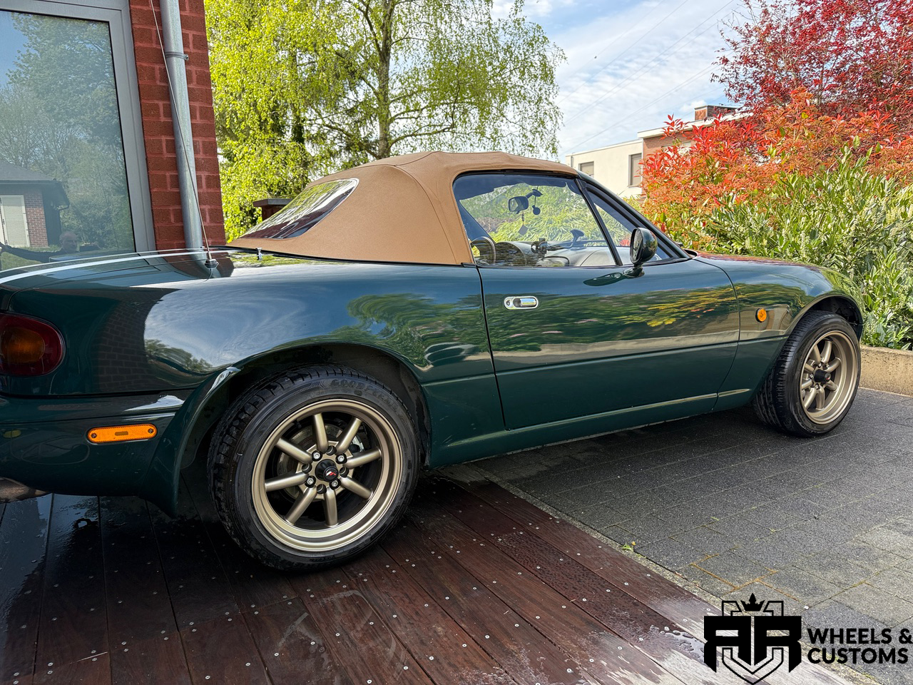 Mazda MX-5 NA voorzien van Japan Racing JR19 Bronze 15 inch 8J ET20
