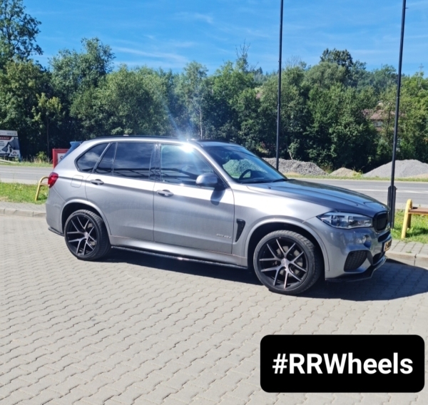 Deze prachtige BMW X5 F15 hebben we voorzien van 21 inch Custom Wheels van RR Wheels in 10.5J ET35 en 12J ET35 inclusief Michelin Banden in 285 35 21 en 325 30 21! Geweldige breedset voor deze auto. T