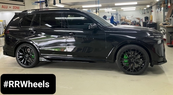 Wij hebben deze nieuwe BMW X7 G07 uitgerust met 23 inch Concaver velgen type CVR1 in 10J en 11J 5x112 23 inch inclusief nieuwe Michelin Pilot Sport 4 in 295 35 23 en 335 30 23! Geweldige impulsieve ve