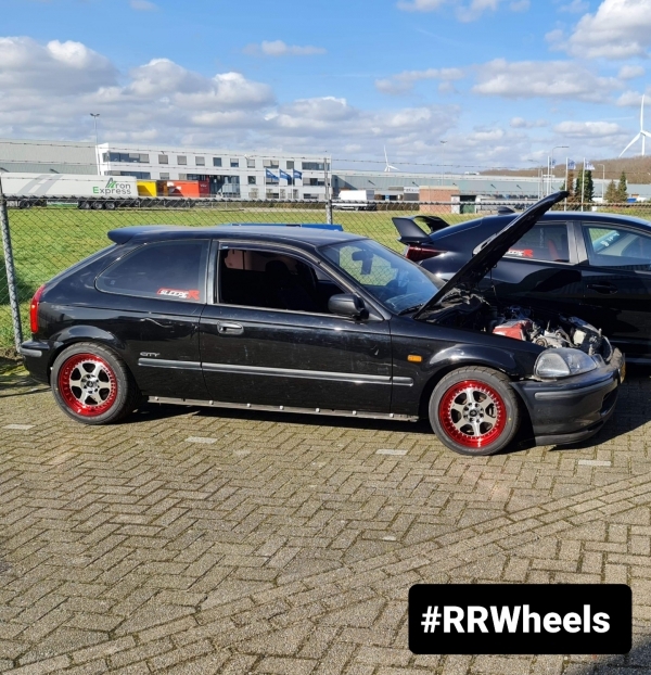 Honda Civic EK Hatchback met nieuwe 15 inch JF Luxury velgen. 15 inch 4x100 / 114,3 7.0J ET30 met 195 45 15 banden door #sleeperworks