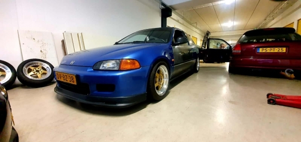 Honda Civic EG voorzien van 15 inch Japan Racing JR6 Gold